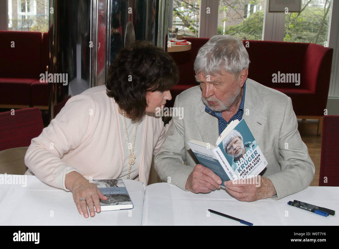 Hardy Krueger & Frau Anita, Hardy Krueger im Gespraech mit ueber Tietjen Bettina seine Erzaehlungen dans "Ein Buch von Tod und die Liebe" anlaesslich, seines 90. Geburtstags bei Hoffmann und Campe erscheinen, Winteruder Fahrhaus, Hambourg, 15.04.2018 Banque D'Images