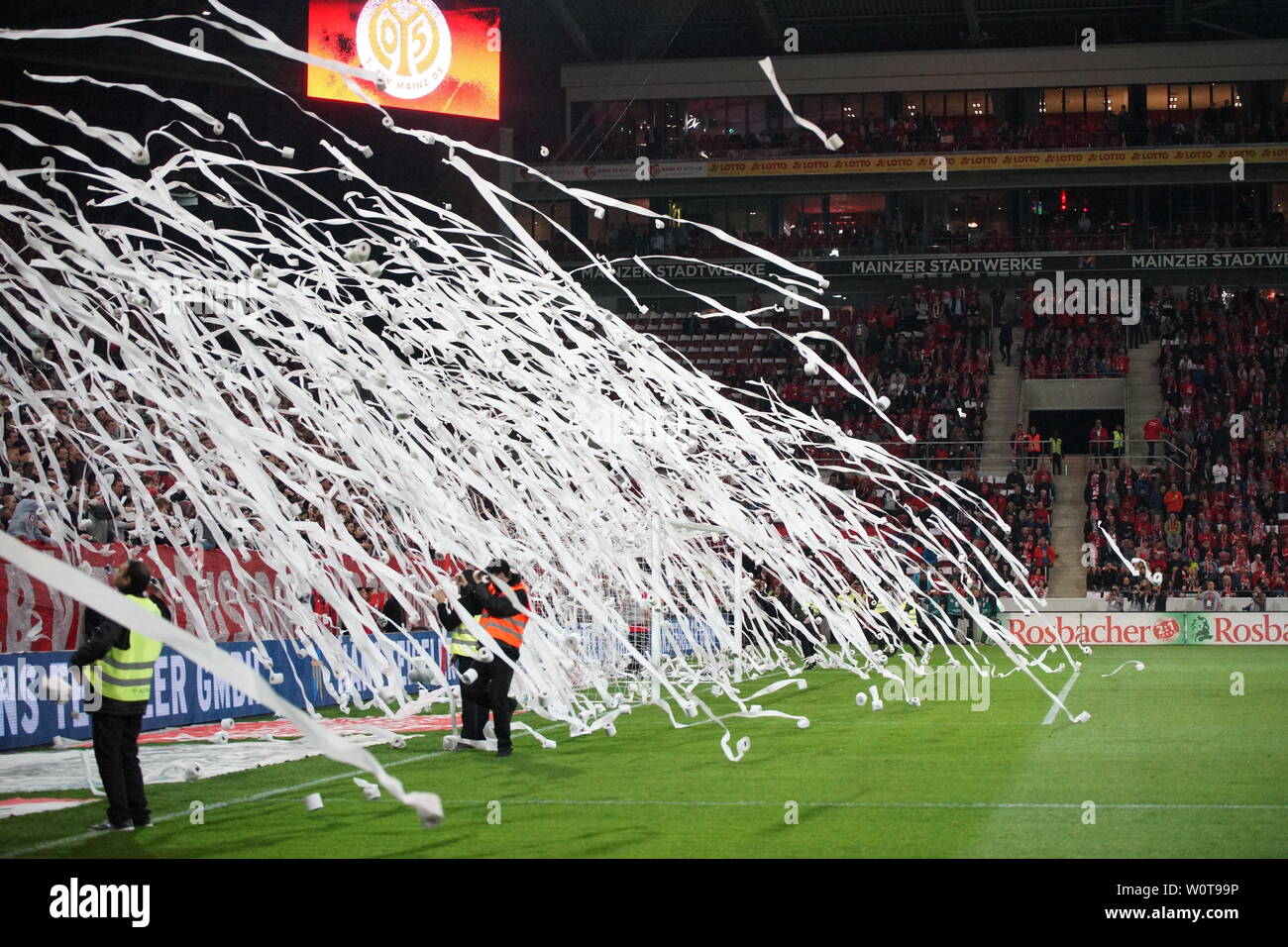 Montagspiele Klopapier Fanprotest gegen - ist für den était A.... 1. BL : 17-18 -30. Spieltag - Mainz 05 vs SC Freiburg Banque D'Images