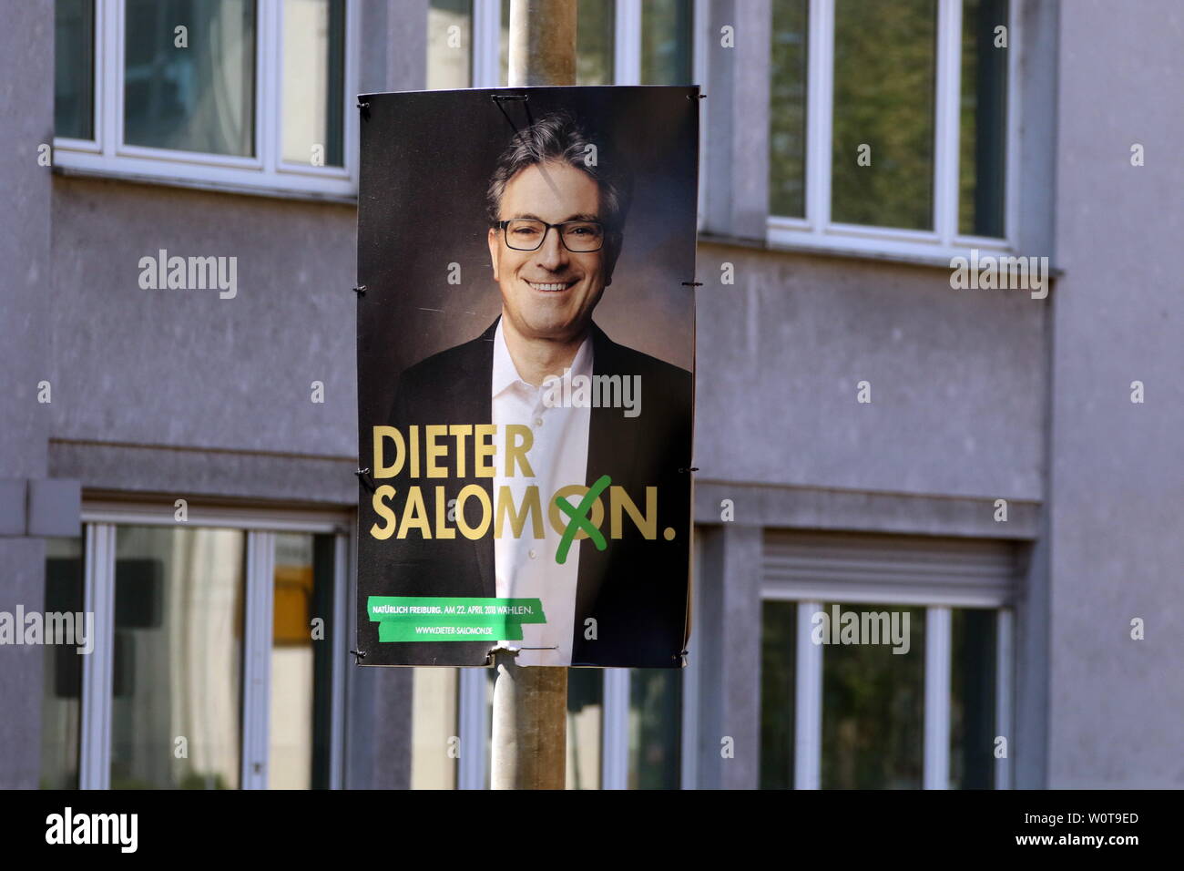 Amtsinhaber Dr. Dieter Salomon gilt als Favorit für die Wahl zum  Oberbürgermeister von Freiburg im Breisgau - Wahlwerbung - OB-Wahl Freiburg  2018 Photo Stock - Alamy