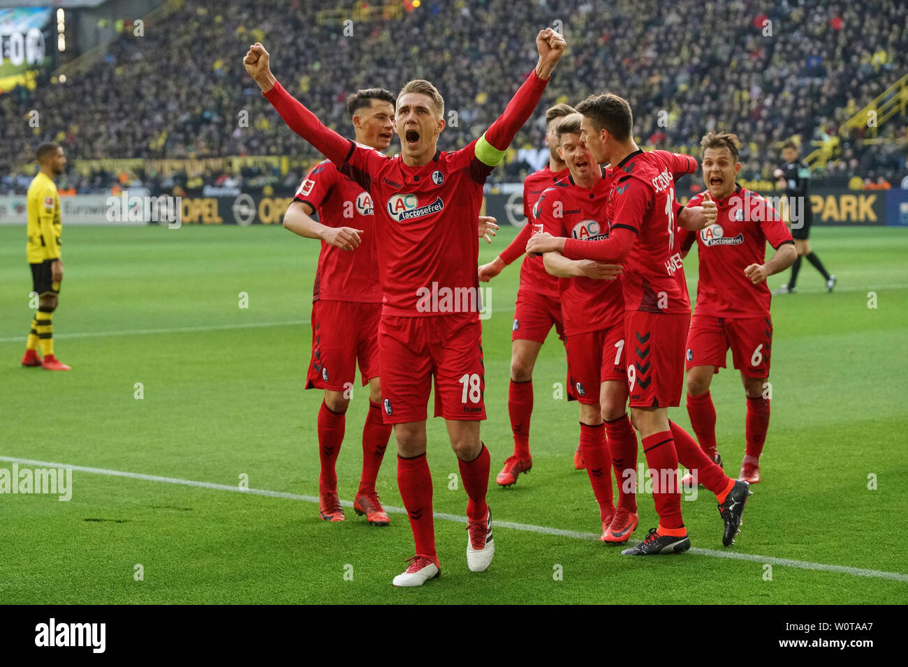 Der Vollstrecker : Nils Petersen (Freiburg) jubelt mit seinem Teamkollegen Lukas Kuebler (Freiburg) Robin Koch (Freiburg) und Janik Haberer (Freiburg) über das 2:2 beim BvB, 1. BL : 17-18 - 20. Spieltag - Borussia Dortmund vs SC Freiburg Banque D'Images