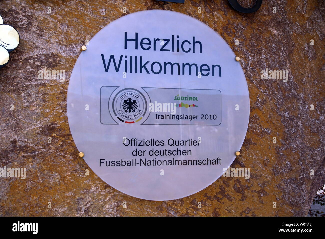 «Hinweisschild Herzlich Willkommen für das DFB-WM-Trainingslager 2018 Suedtirol Banque D'Images