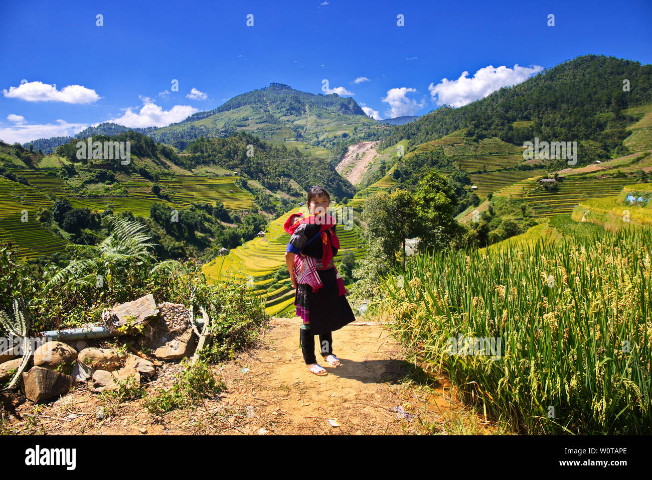 MU CANG CHAI, VIETNAM - nov. 23, 2018 : un jeune maman ethniques accueil des touristes. Banque D'Images