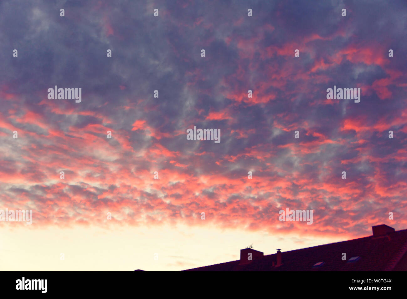 Gettorf, Allemagne. 17 Juin, 2018. Rouge, bloody Sunset over Gettorf, North-Germany © Björn Deutschmann/Alamy Live News Banque D'Images