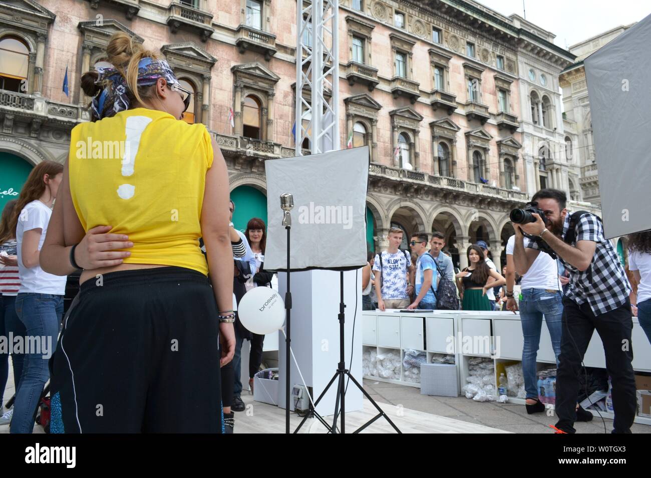 Les gens en plein air ont pris des photos amusantes « posa per Brosway » lors de l'événement « Radio Italia live al concerto » sur la piazza Duomo. Banque D'Images