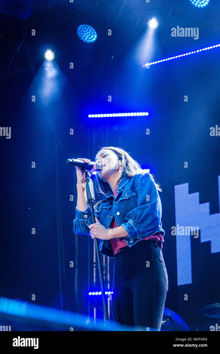 Kiel, Allemagne - 21 juin 2018 : le chanteur sur la scène Namika NDR lors de la Kieler Woche 2018 Banque D'Images