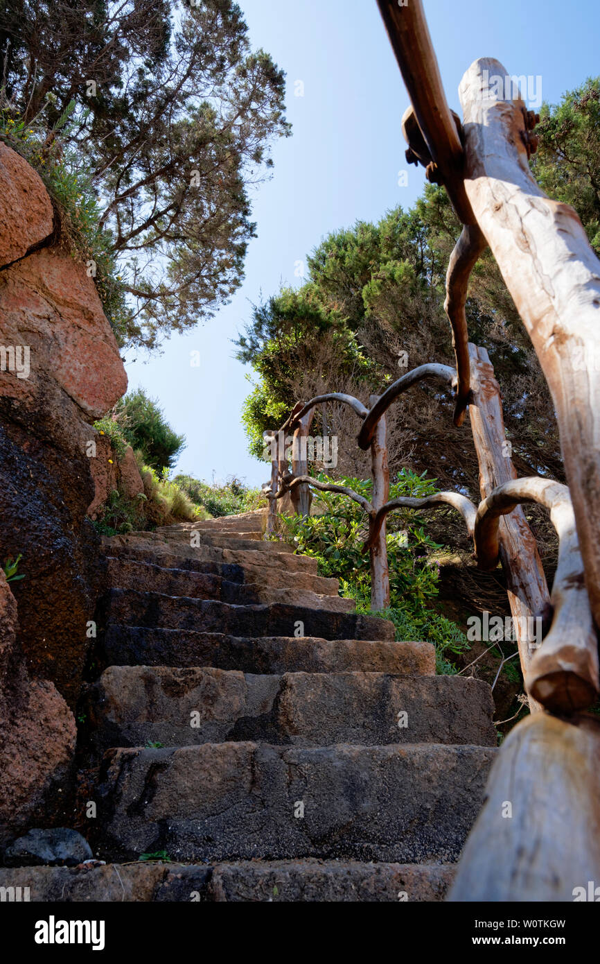 Escaliers et rampes en bois magique au red rock beach à Costa Paradiso, Sardaigne (Italie) Banque D'Images
