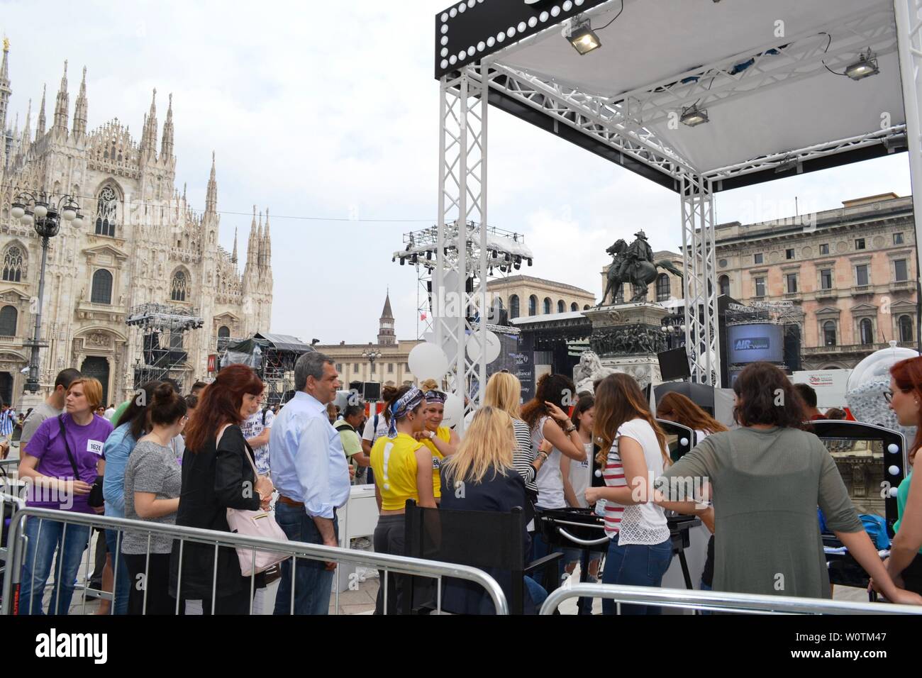 Esthéticiennes recevant des clients pour le jeu de photos amusant en plein air 'posa per Brosway' pendant 'Radio Italia live al concerto'. Banque D'Images
