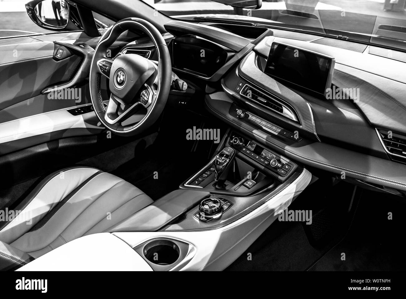 BERLIN - 09 juin 2018 : Exposition. L'intérieur d'un plug-in hybride de voiture de sport BMW i8 Roadster. Noir et blanc. Banque D'Images