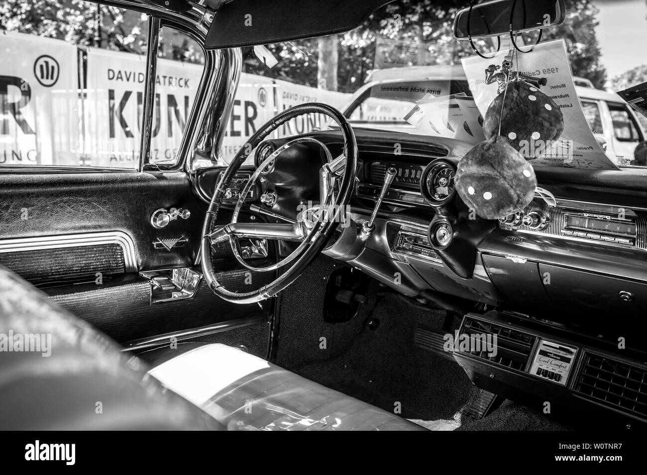 BERLIN - 09 juin 2018 : de l'intérieur d'une voiture de luxe Cadillac Sedan DeVille, 1959. Noir et blanc. Les Classic Days Berlin 2018. Banque D'Images