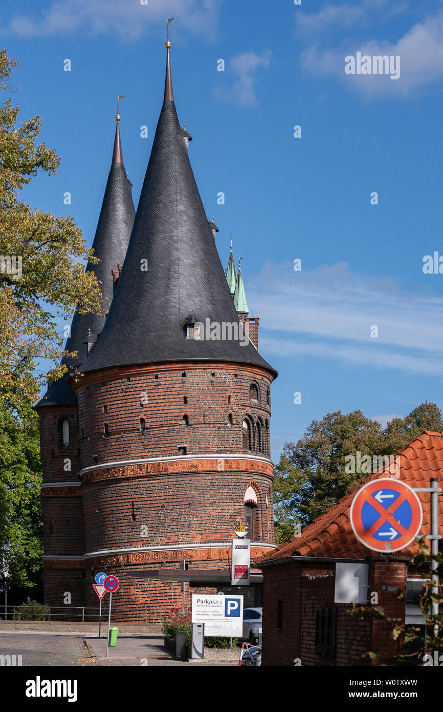 Pente de la Holstentor la ville de Lübeck à l'ouest, du côté extérieur, vu depuis le Wall Street. Des Holstentors (Neigung der Stadt Lübeck nach Westen, zur Feldseite hin, von der Wallstraße aus gesehen.) Banque D'Images