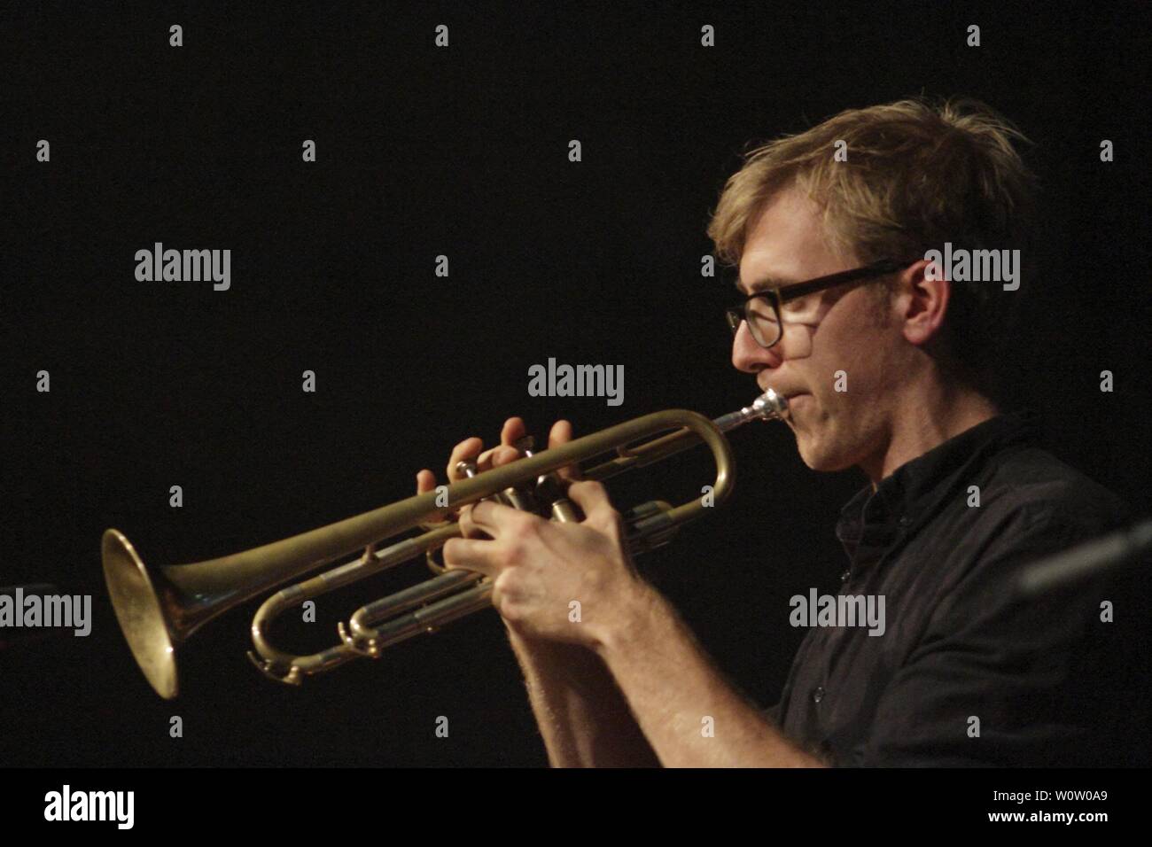Dans le cadre du 42e Festival de jazz de Leipzig, l'Orchestre de Munich Fazer effectuée à l'Kunstkraftwerk Leipzig. Elle a joué dans la ligne suivante : Martin Brugger (guitare basse), Matthias Lindermayr (trompette), Paul Brändle (guitare), Simon Popp et Sebastian Wolfgruber (batterie). Banque D'Images