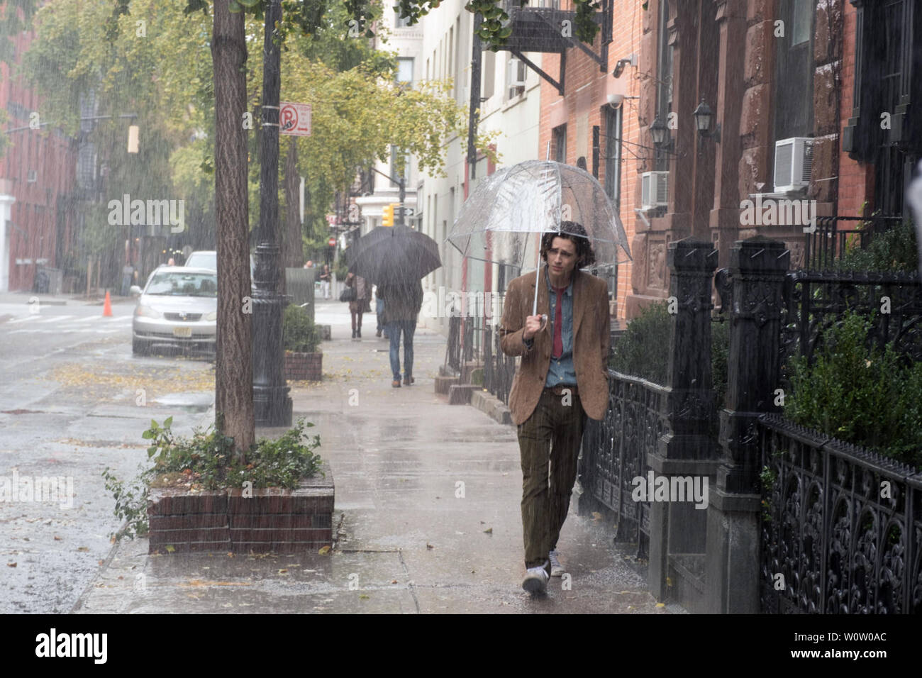 Un jour de pluie à New York est une comédie romantique film écrit et réalisé par Woody Allen. Il étoiles Timothée Chalamet, Elle Fanning, Selena Gomez, Jude Law, Diego Luna et Liev Schreiber. Cette photographie est fourni pour un usage éditorial uniquement et est l'auteur du film company et/ou de l'espace attribué par le photographe ou film société de production. Banque D'Images