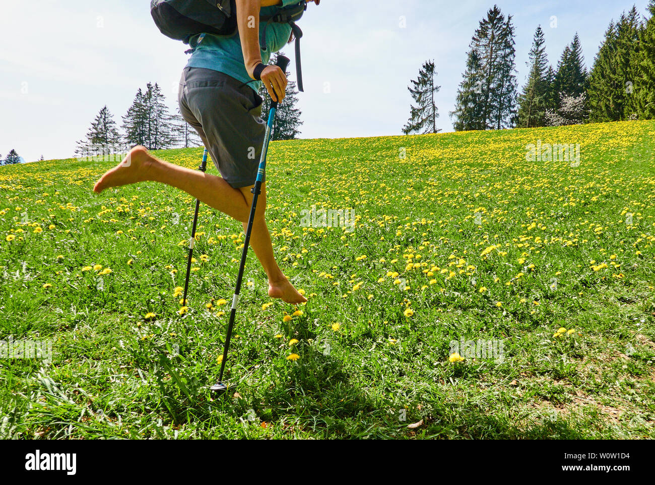 Un female hiker profitez de la météo à la montagne Auerberg dans Stötten a. A. Dufour, Allgäu, Allemagne, le 22 avril 2019. © Peter Schatz / Alamy Stock Phot Banque D'Images