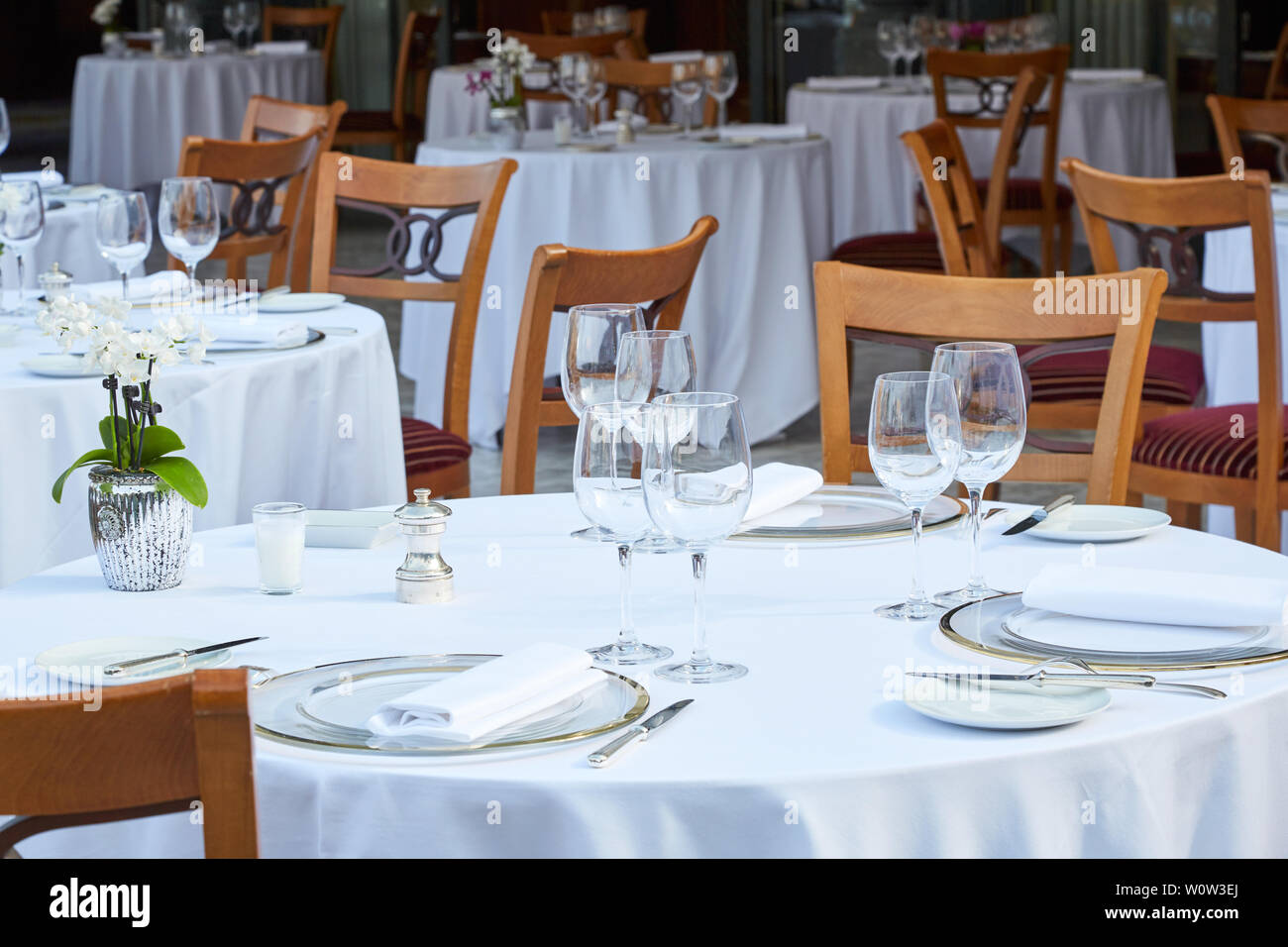 Restaurant de luxe d'extérieur des tables et des chaises en été Banque D'Images