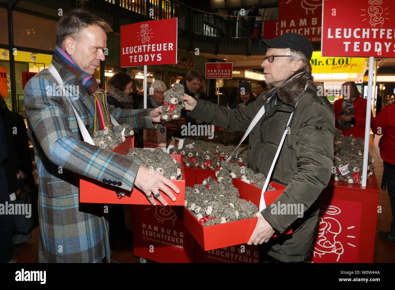 Thorsten, Laussch Charityverkauf Teddybaeren Ulf Ansorge, Schweizerischen Philanthropischen Hamburg Hauptbahnhof Wandelhalle, Leuchtfeuer, 22.1.2018 Banque D'Images