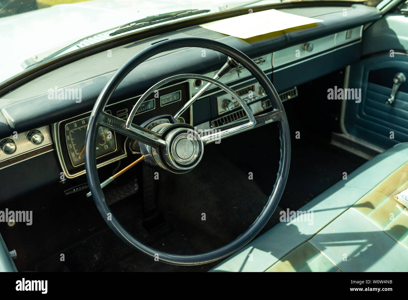 PAAREN IM GLIEN, ALLEMAGNE - le 19 mai 2018 : Intérieur d'une voiture compacte Plymouth Valiant 200, 1966. Exposition 'Die Oldtimer Show 2018'. Banque D'Images