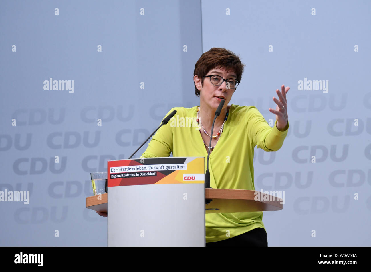 Annegret Kramp-Karrenbauer bei ihrer Rede auf der CDU Regionalkonferenz am 28.11.2018 in der Messe Duesseldorf -- Annegret Kramp-Karrenbauer pendant son discours lors de la conférence régionale du parti allemand CDU à Düsseldorf Banque D'Images