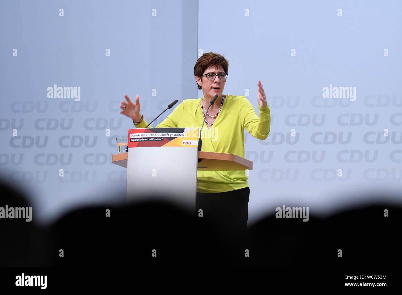 Annegret Kramp-Karrenbauer bei ihrer Rede auf der CDU Regionalkonferenz am 28.11.2018 in der Messe Duesseldorf -- Annegret Kramp-Karrenbauer pendant son discours lors de la conférence régionale du parti allemand CDU à Düsseldorf Banque D'Images