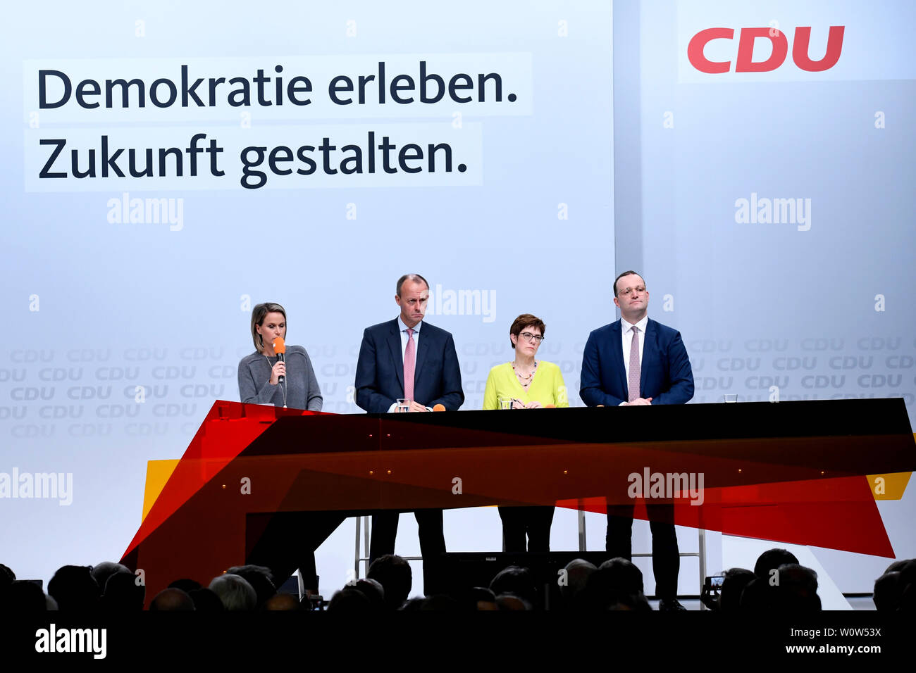 Annegret Kramp-Karrenbauer gemeinsam mit Friedrich Merz und Jens Spahn Fragerunde bei der Mitglieder der bei der CDU Regionalkonferenz am 28.11.2018 in der Messe Duesseldorf - Annegret Kramp-Karrenbauer avec Friedrich Merz et Jens Spahn sur la scène au cours de la séance de questions et réponses lors de la conférence régionale du parti allemand CDU Banque D'Images