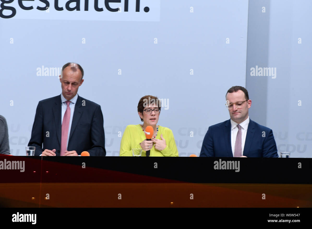 Annegret Kramp-Karrenbauer gemeinsam mit Friedrich Merz und Jens Spahn Fragerunde bei der Mitglieder der bei der CDU Regionalkonferenz am 28.11.2018 in der Messe Duesseldorf - Annegret Kramp-Karrenbauer avec Friedrich Merz et Jens Spahn sur la scène au cours de la séance de questions et réponses lors de la conférence régionale du parti allemand CDU Banque D'Images