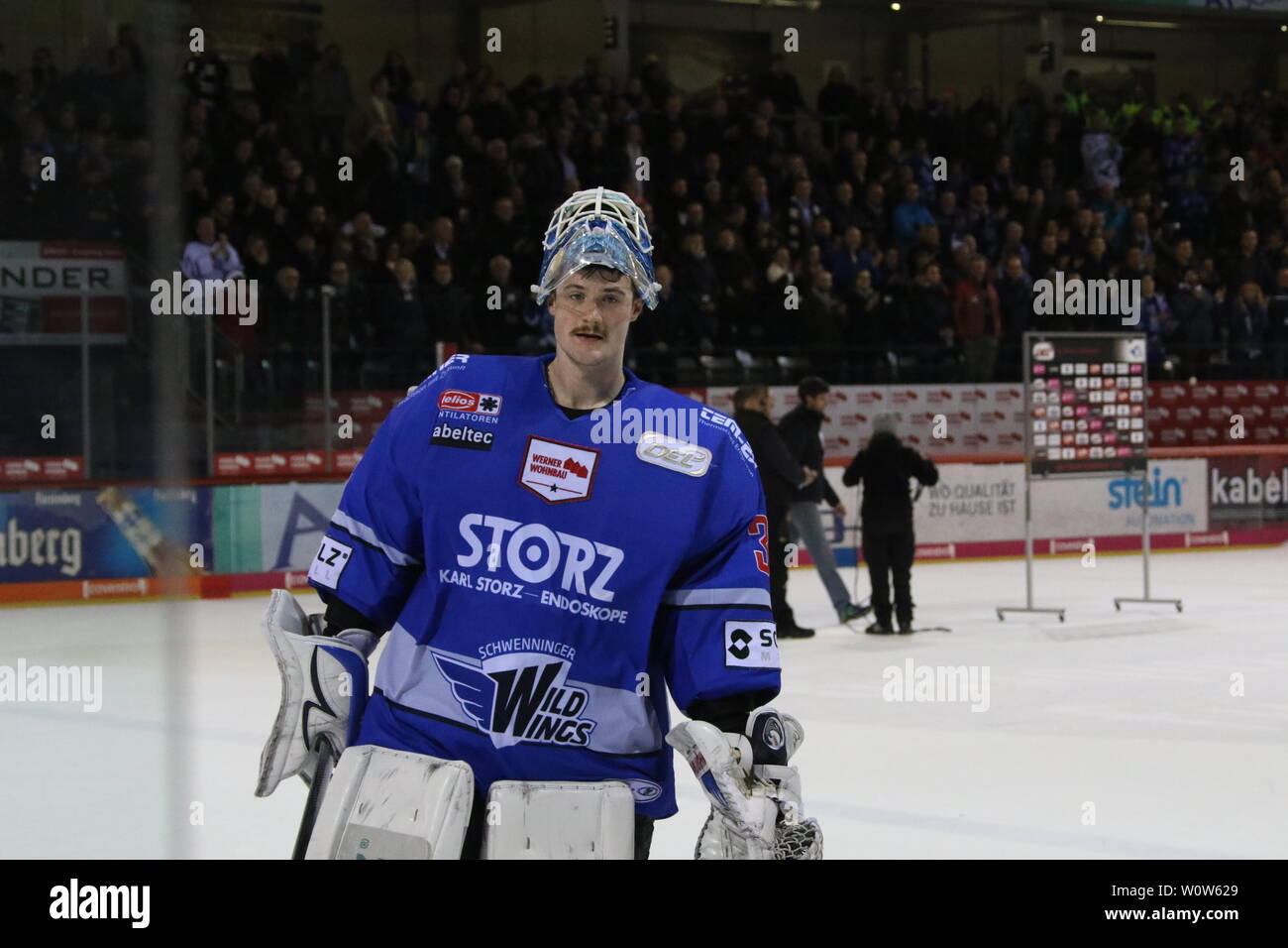 Erster Shot out der Saison : # Dustin Strahlmeier (Schwenningen), 22. Sptg. DEL 18-19 : SERC Wildwings vs. Adler Mannheim Banque D'Images