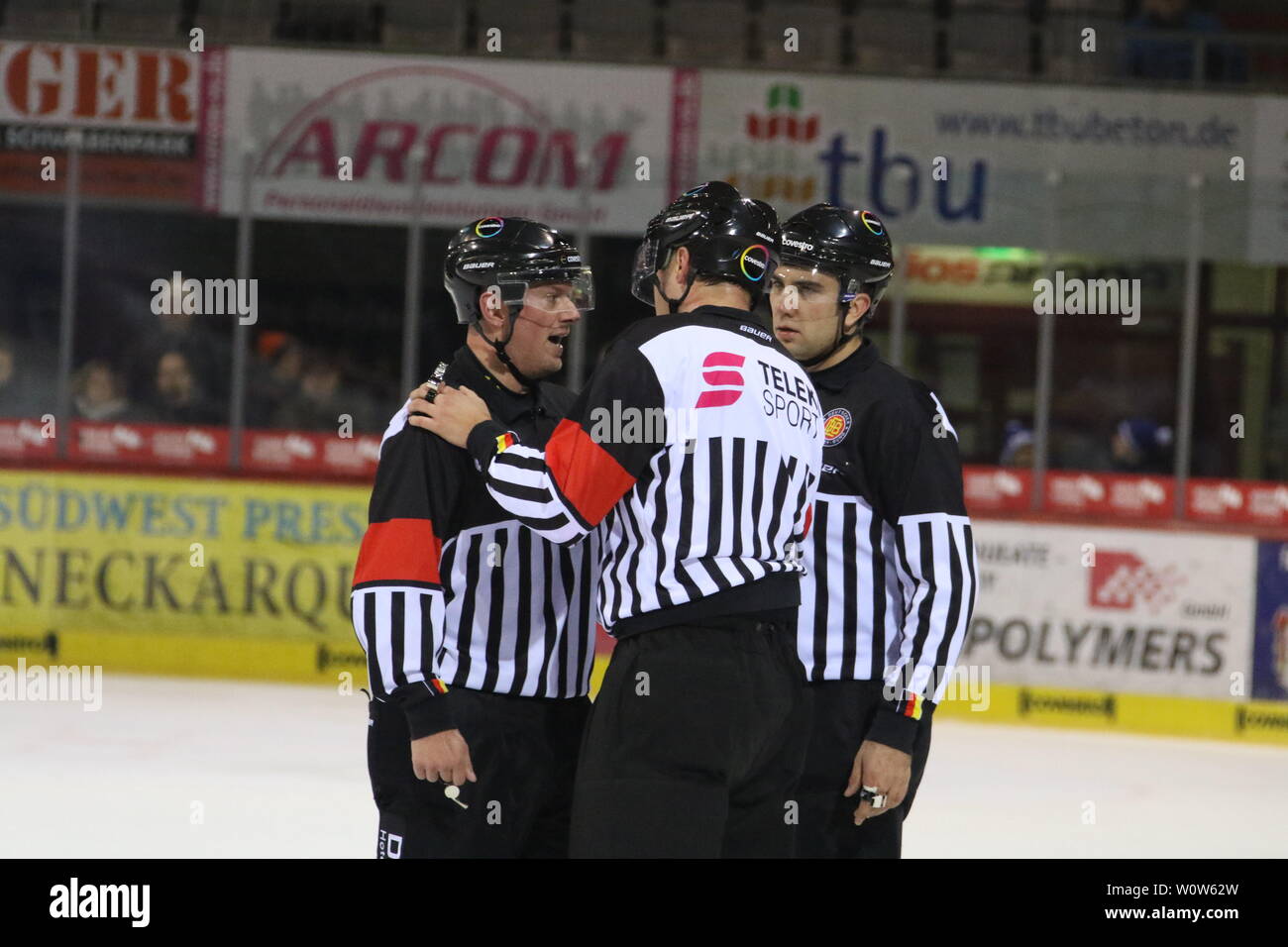 Besprechung der Schiedsrichter Aleksi Rantala und Markus Schütz, 22. Sptg. DEL 18-19 : SERC Wildwings vs. Adler Mannheim Banque D'Images