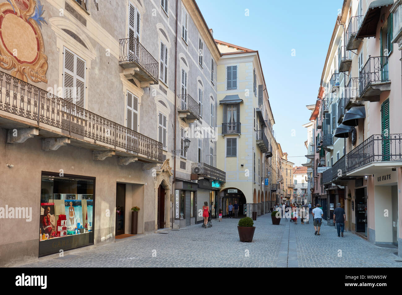 MONDOVI, ITALIE - 15 août 2015 : rue commerçante avec des personnes et des bâtiments anciens dans une journée ensoleillée, ciel bleu à Mondovi, en Italie. Banque D'Images