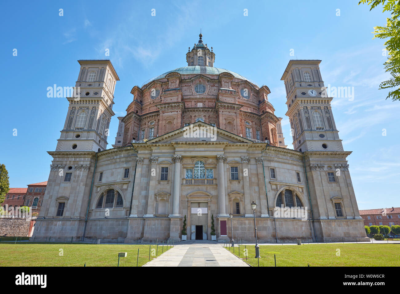 Sanctuaire de Vicoforte église et pré vert dans une journée ensoleillée dans le Piémont, Italie Banque D'Images