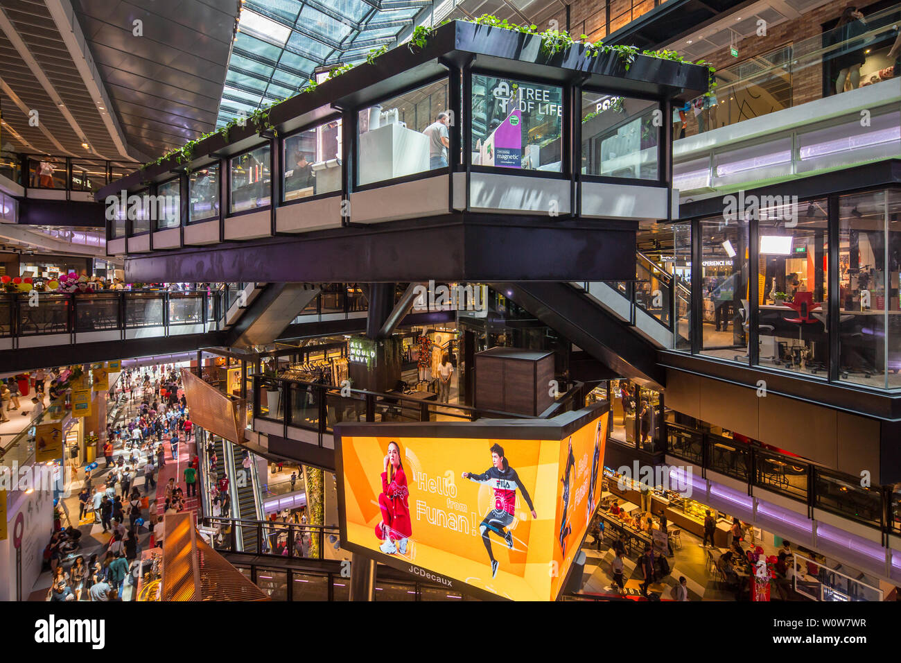 Design multicouche et panneau de publicité numérique à l'intérieur de Funan Mall Interior, Singapour Banque D'Images