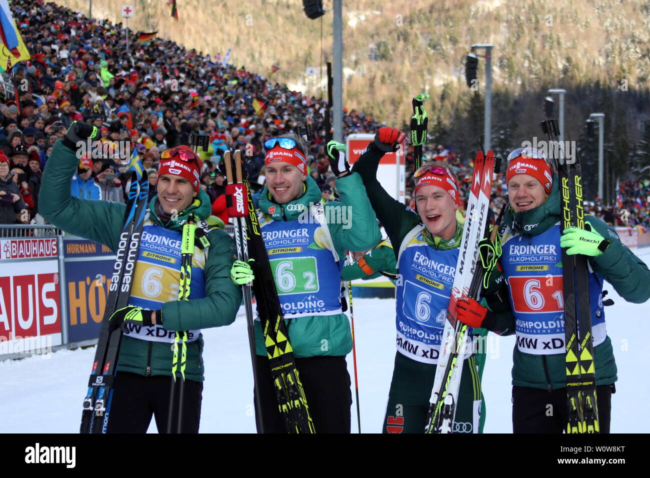 Der Jubel DSV-Skijäger über zwei Platz : v.li. Arnd Peiffer (Clausthal-Zellerfeld), Johannes Kühn (WSV Reit im Winkl), Benedikt Doll (SZ Breitnau), Roman Rees (SV Schauinsland) nach dem Staffelrennen Biathlon IBU der Herren Weltcup à Ruhpolding 2019 Banque D'Images