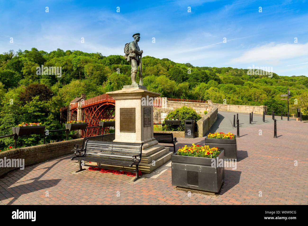 1779 Le pont de fer sur la rivière Severn a été le premier. Une remise à neuf de 2018 restauré sa couleur rouge-brun, Ironbridge, Shropshire Banque D'Images