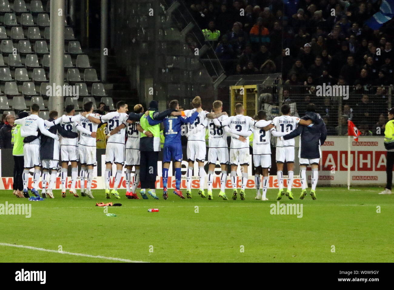 Die Spieler Hoffenheimer feiern vor den eigenen Fans den 4:2 Auswärtsieg à Freiburg, 1. BL : 18-19 : 19. Sptg. - SC Freiburg vs TSG 1899 Hoffenheim DFL RÈGLEMENT INTERDIT TOUTE UTILISATION DES PHOTOGRAPHIES COMME DES SÉQUENCES D'IMAGES ET/OU QUASI-VIDÉO Foto : Joachim Hahne/johapress Banque D'Images