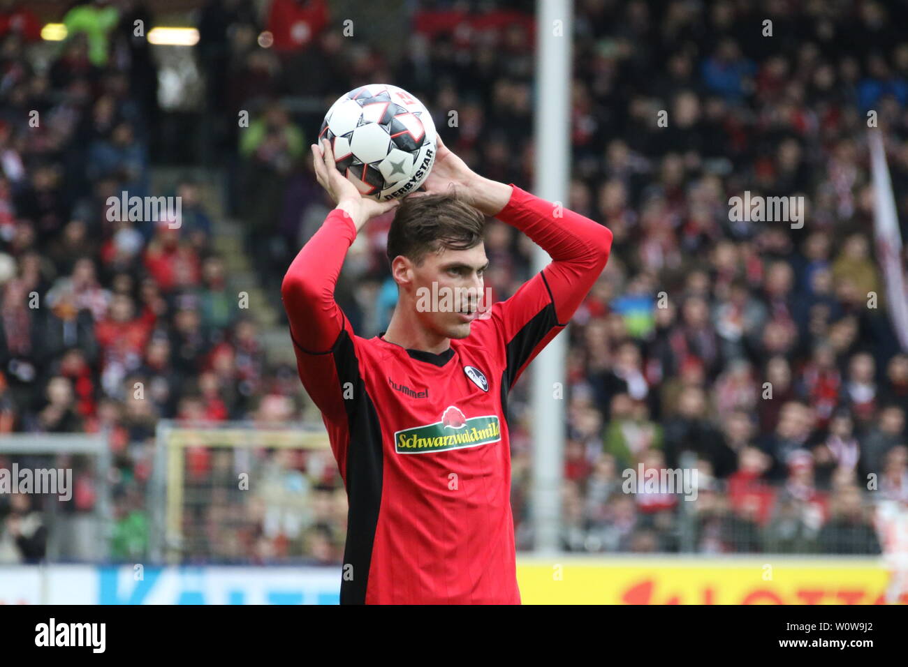 Pascal Stenzel (Freiburg) beim Einwurf, 1. BL : 18-19 : 19. Sptg. - SC Freiburg vs TSG 1899 Hoffenheim DFL RÈGLEMENT INTERDIT TOUTE UTILISATION DES PHOTOGRAPHIES COMME DES SÉQUENCES D'IMAGES ET/OU QUASI-VIDÉO Foto : Joachim Hahne/johapress Banque D'Images