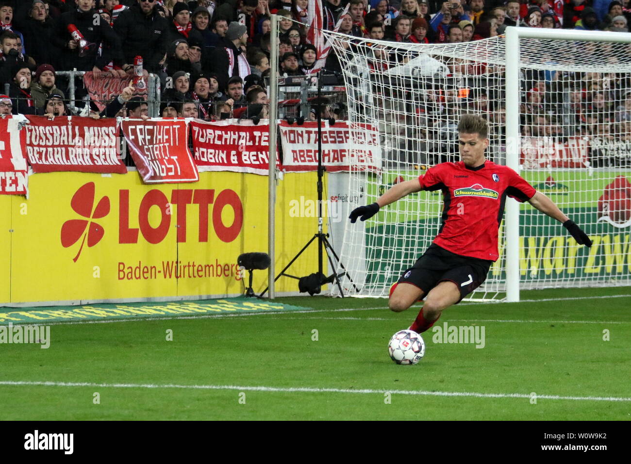 Torschuetze Niederlechner Torschütze, Florian (Freiburg), mit Ball, 1. BL : 18-19 : 19. Sptg. - SC Freiburg vs TSG 1899 Hoffenheim DFL RÈGLEMENT INTERDIT TOUTE UTILISATION DES PHOTOGRAPHIES COMME DES SÉQUENCES D'IMAGES ET/OU QUASI-VIDÉO Foto : Joachim Hahne/johapress Banque D'Images