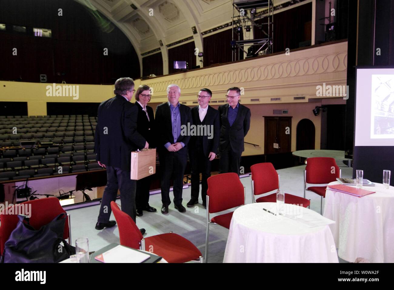 Construit en 1913 comme une variété comédie musicale comédie dans le quartier Lindenau est le deuxième lieu de l'Opéra de Leipzig et sera remis en état après la fin de la saison 2018/19. Pour un total de 7,6 millions d'euros sont prévus. Le projet de rénovation prévoit une rénovation complète de l'auditorium. En outre, la comédie musicale reçoit une fosse d'orchestre réglable en hauteur. Aussi en termes de technologie des médias, la comédie musicale sera mis à jour par l'installation de nouveaux systèmes d'éclairage et de son. La proximité de 'Westbad' sera mis en place comme un lieu provisoire. La réouverture est schedul Banque D'Images