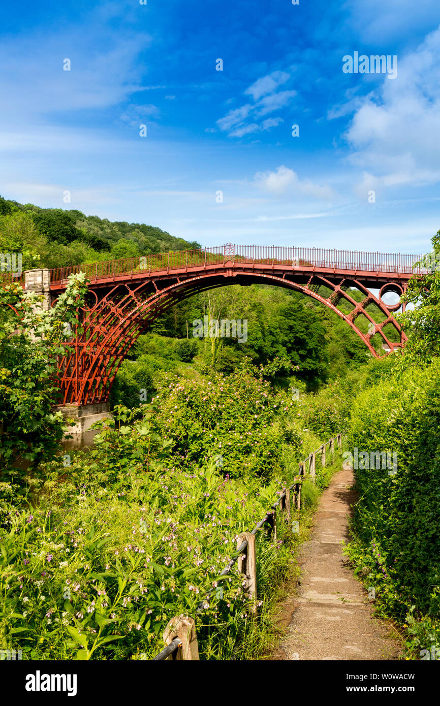 1779 Le pont de fer sur la rivière Severn a été le premier. Une remise à neuf de 2018 restauré sa couleur rouge-brun, Ironbridge, Shropshire Banque D'Images