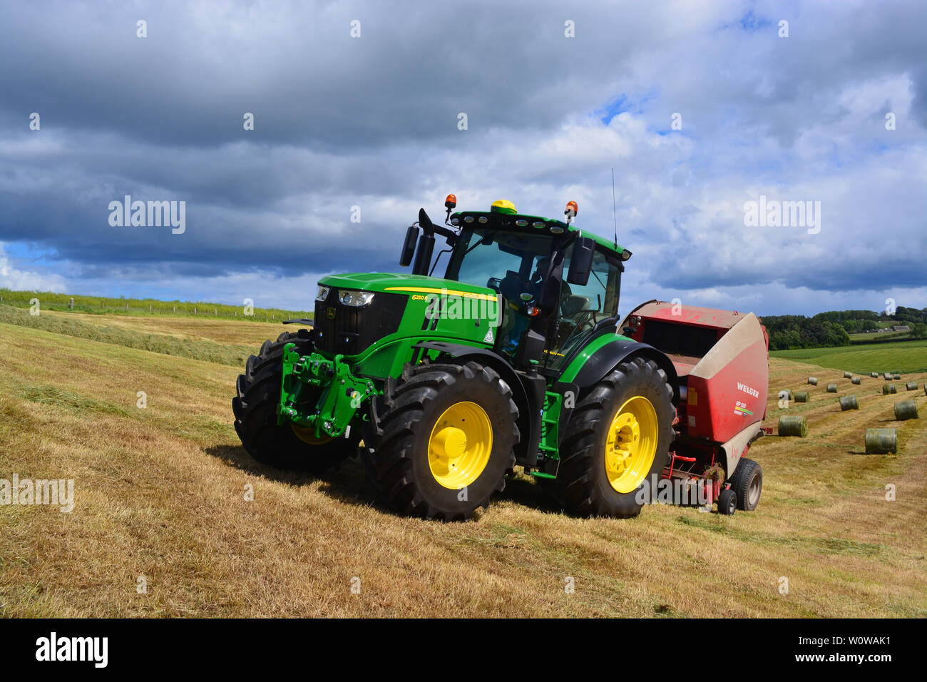 John Deere 6250R Tracteur avec presse à balles Banque D'Images