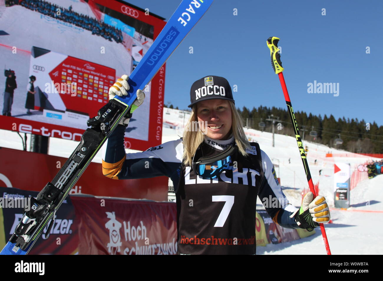 Sandra Naeslund (Schweden) bejubelt ihren Sieg beim cross Ski FIS Weltcup auf dem Feldberg Banque D'Images