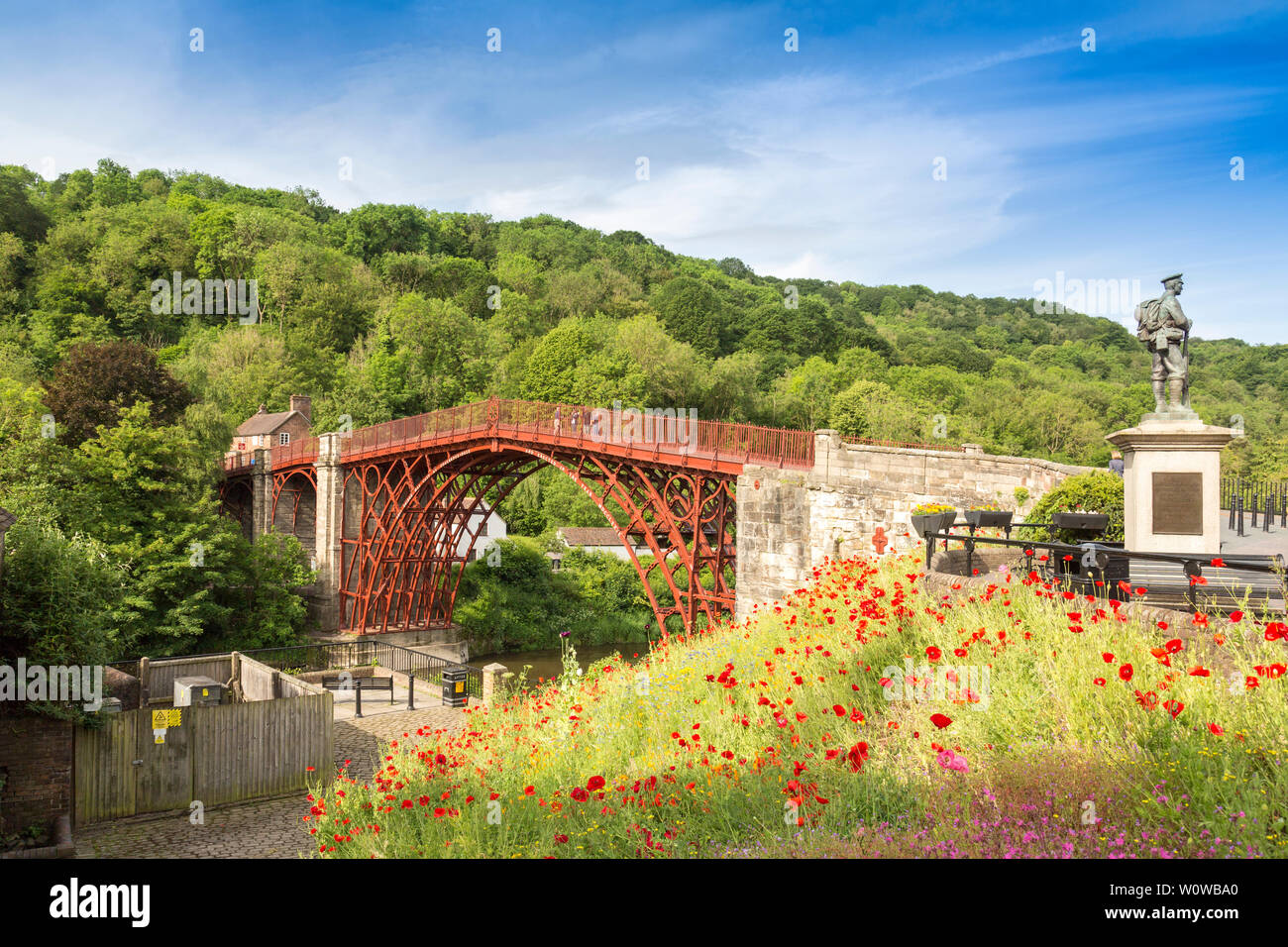 1779 Le pont de fer sur la rivière Severn a été le premier. Une remise à neuf de 2018 restauré sa couleur rouge-brun, Ironbridge, Shropshire Banque D'Images