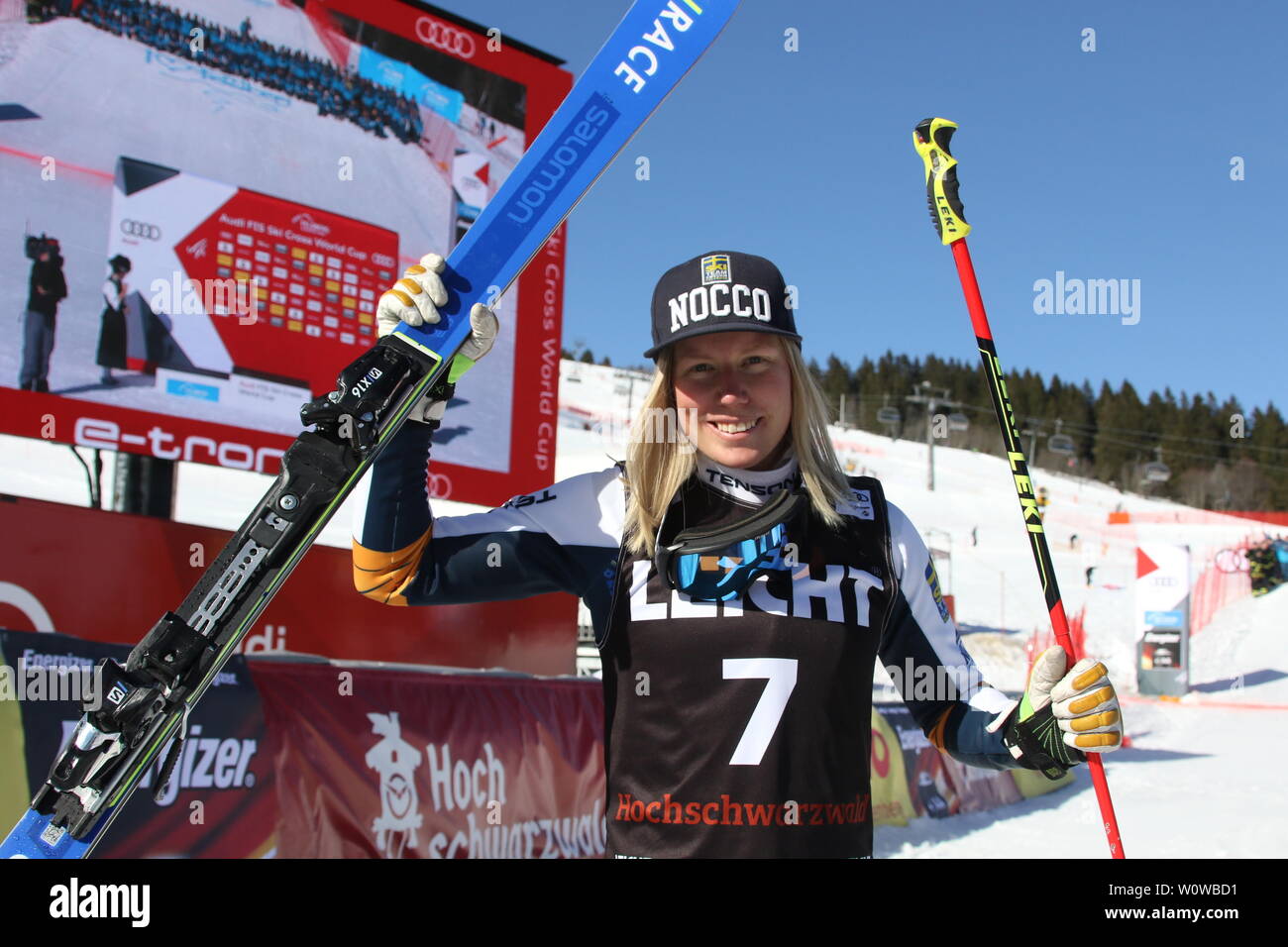 Sandra Naeslund (Schweden) bejubelt Weltcupsieg ihren beim FIS Ski Cross Weltcup auf dem Feldberg Banque D'Images