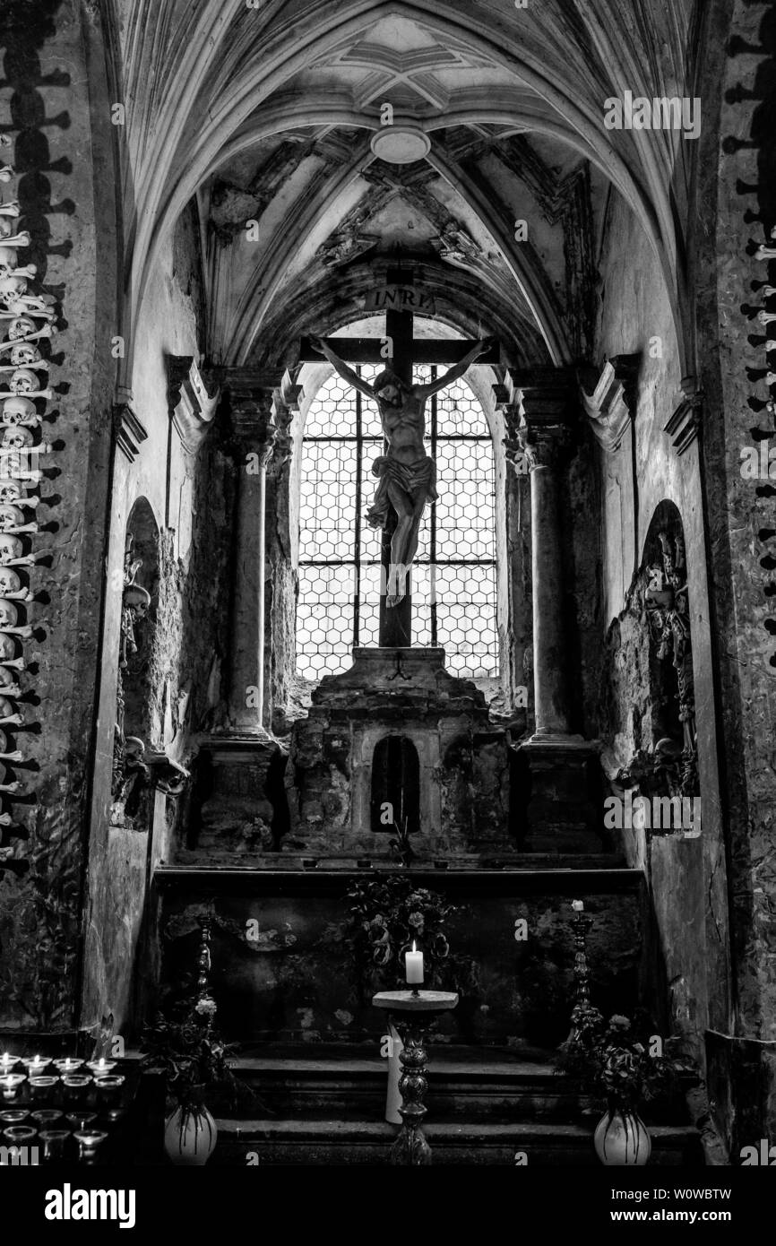 KUTNA HORA, RÉPUBLIQUE TCHÈQUE - le 26 octobre 2018 : Intérieur de Sedlec ossuaire, une petite chapelle catholique romaine, situé sous le Cimetière Église de Tous les Saints. Noir et blanc. Banque D'Images