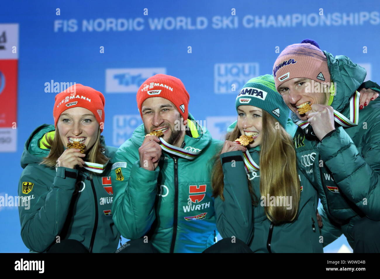 Von Goldjubel v.li. Katharina Althaus (SC) d'Oberstdorf, Markus Eisenbichler TSV (Siegsdorf), Juliane Seyfarth Ruhla (TSG), Karl Geiger (SC) Medaillenübergabe Oberstdorf bei der zum Équipe mixte Skispringen, FIS de Ski-WM 2019 Nordische à Seefeld Banque D'Images