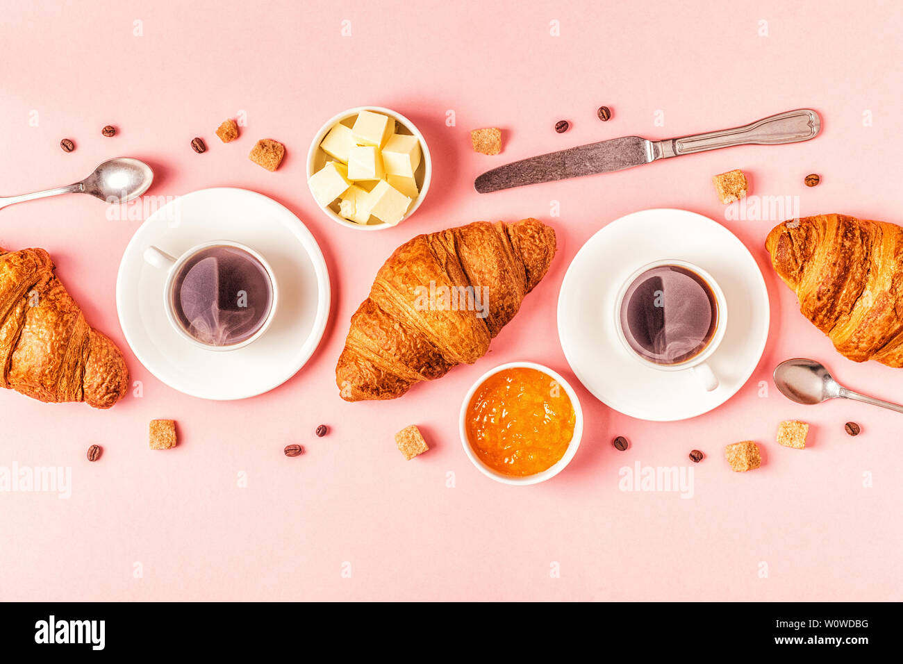 Café et croissants sur pastel arrière-plan, Vue de dessus. Banque D'Images