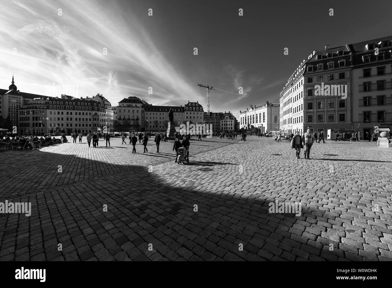 Dresde, Allemagne - 31 octobre 2018 : Neumarkt est un carré dans la partie historique de la ville. Dresde est la capitale de l'Etat libre de Saxe. Noir et blanc. Banque D'Images