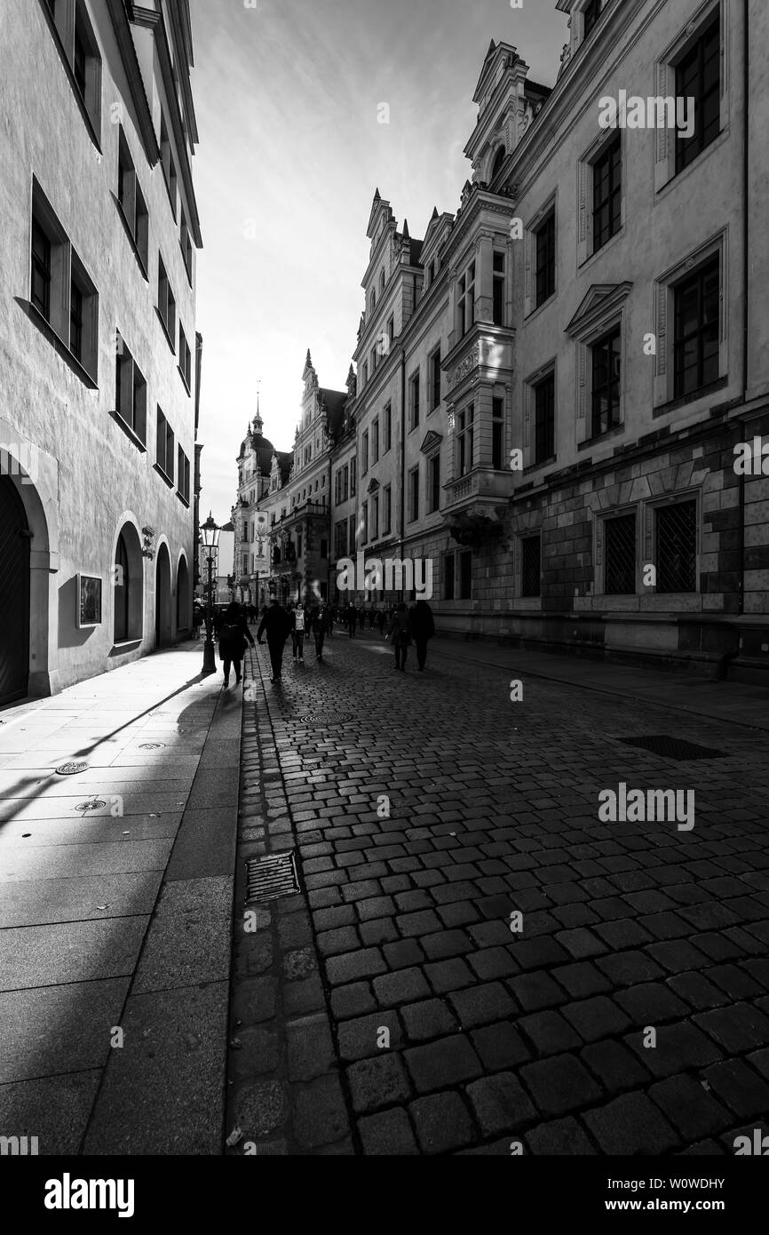 Dresde, Allemagne - 31 octobre 2018 : les vieilles rues du centre historique. Dresde est la capitale de l'Etat libre de Saxe. Noir et blanc. Banque D'Images