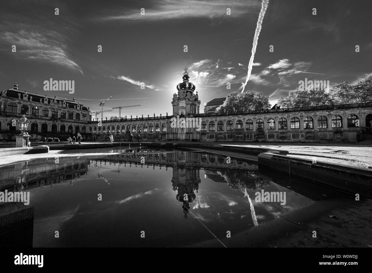 Dresde, Allemagne - 31 octobre 2018 : le palais Zwinger (Dresdner Zwinger) est un palais de Dresde, dans un style rococo a été construite du 17ème au 19ème siècles. Noir et blanc. Banque D'Images