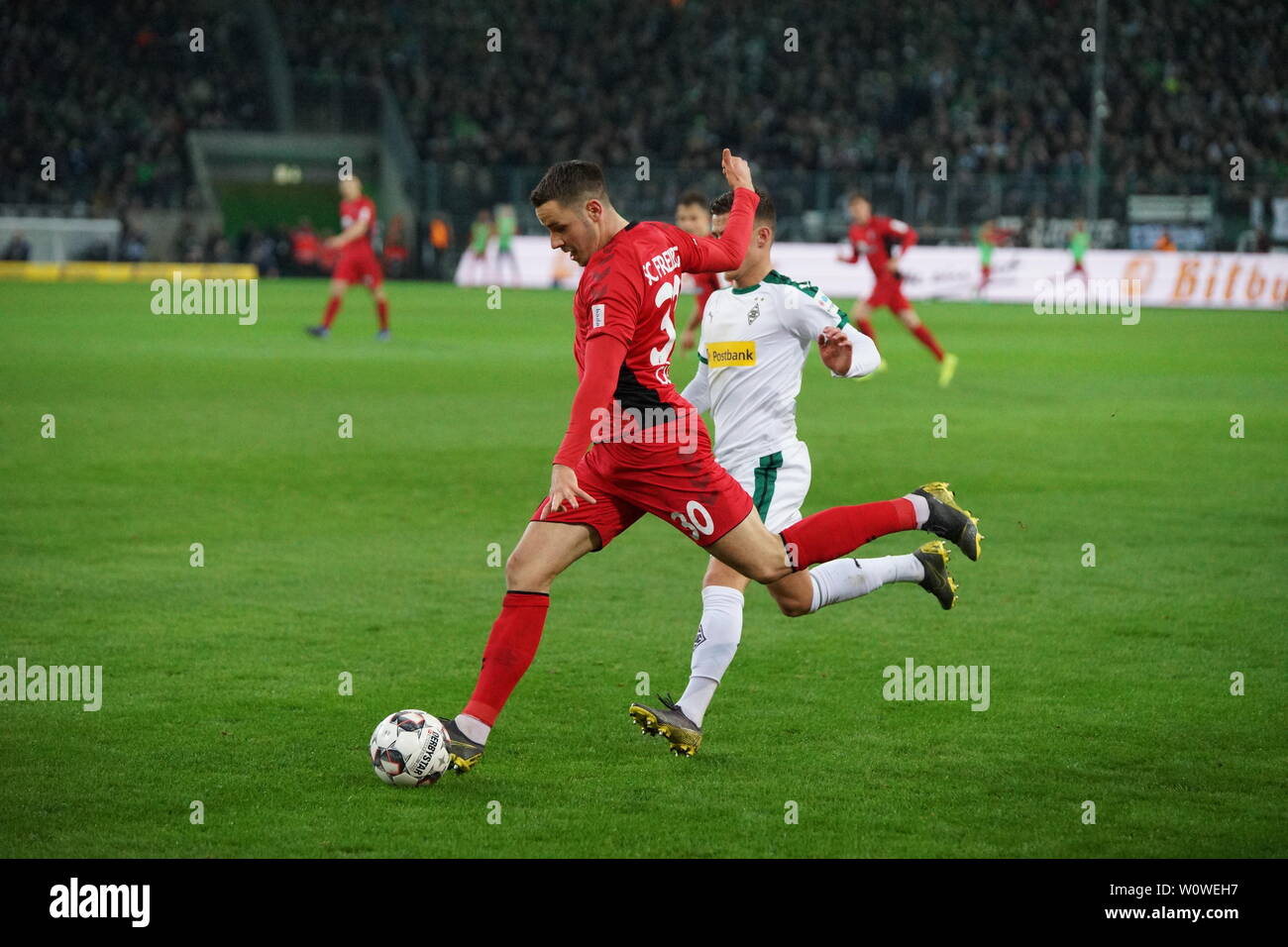 Christian Guenter (Freiburg), mit Ball, 1. BL : 18-19 : 26. Sptg. - Borussia Mönchengladbach - SC Freiburg DFL RÈGLEMENT INTERDIT TOUTE UTILISATION DES PHOTOGRAPHIES COMME DES SÉQUENCES D'IMAGES ET/OU QUASI-VIDÉO Foto : Joachim Hahne/johapress Banque D'Images