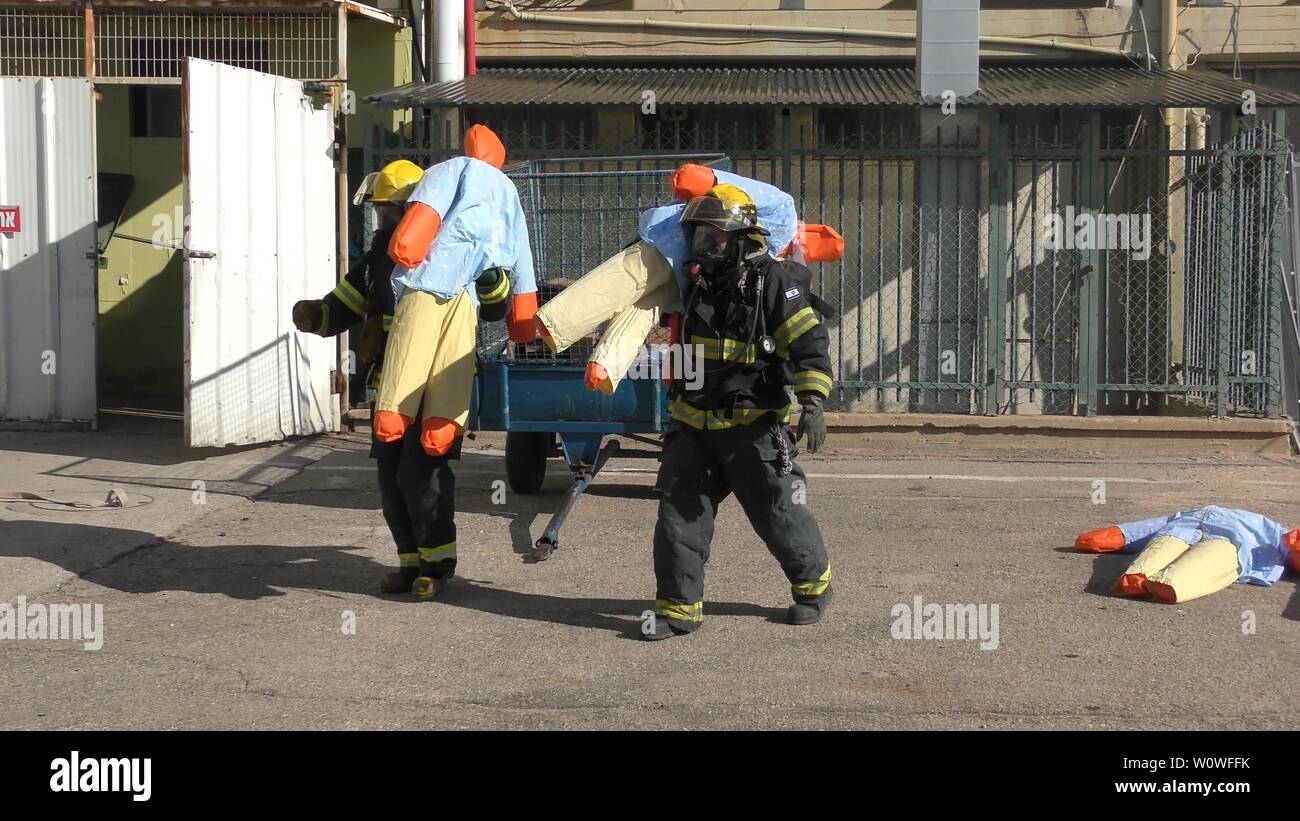 Mannequins d'ébriété de fuir les gaz médicaux toxiques prêt à être secourus par les pompiers à l'hôpital Haemek au cours de l'exercice. Afula, Israël, le 30 janvier, 2017 Banque D'Images