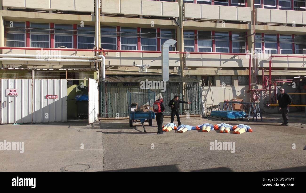 Mannequins d'ébriété de fuir les gaz médicaux toxiques prêt à être secourus par les pompiers à l'hôpital Haemek au cours de l'exercice. Afula, Israël, le 30 janvier, 2017 Banque D'Images