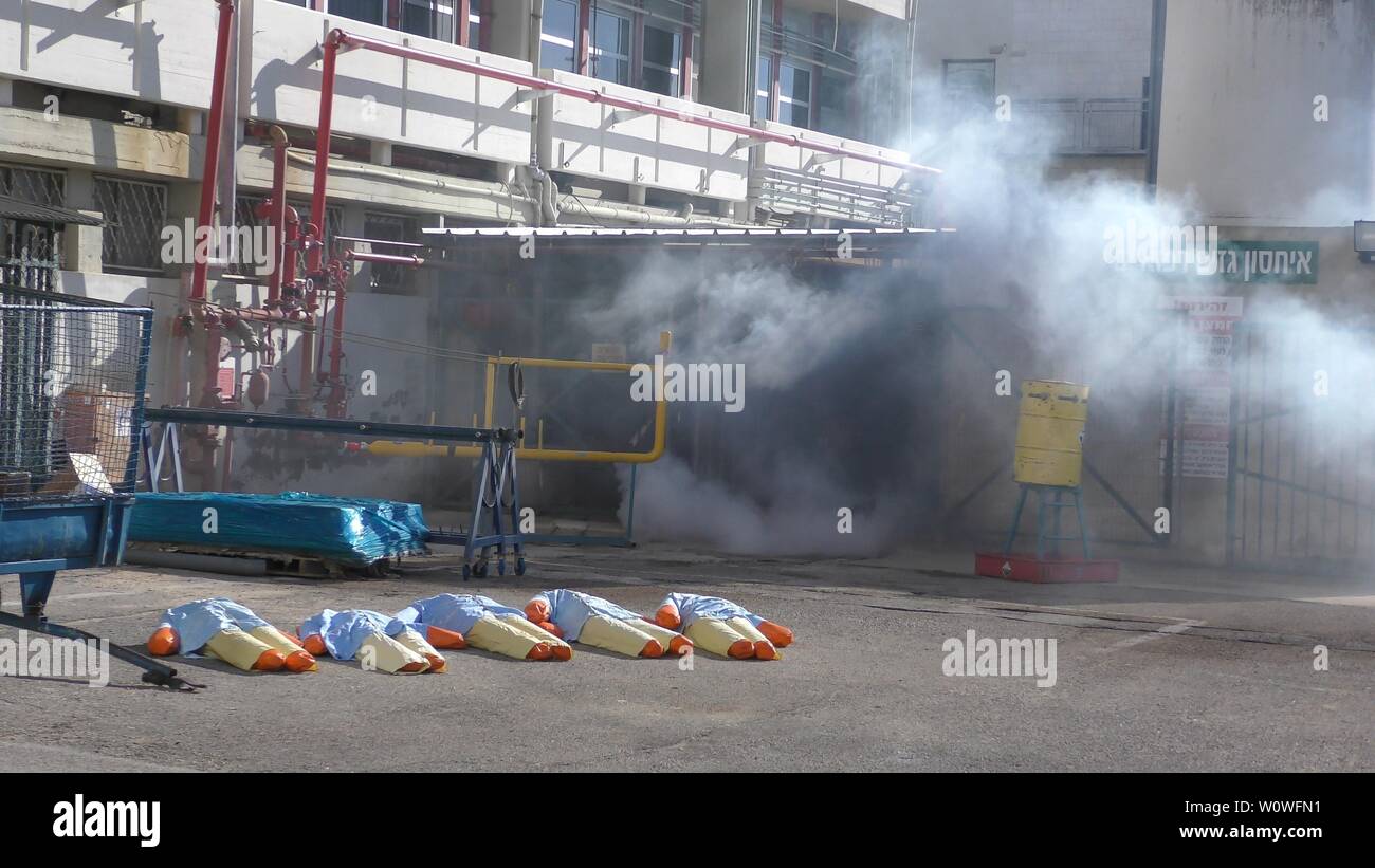 Mannequins d'ébriété de fuir les gaz médicaux toxiques prêt à être secourus par les pompiers à l'hôpital Haemek au cours de l'exercice. Afula, Israël, le 30 janvier, 2017 Banque D'Images